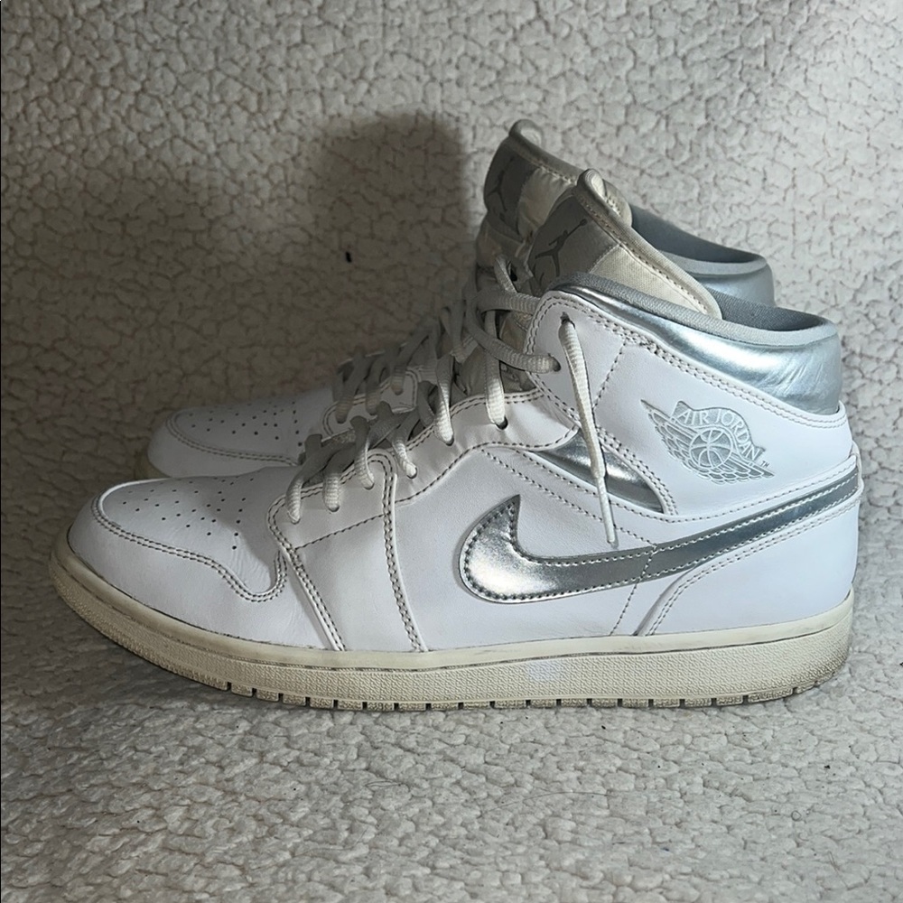 Jordan 1 Retro Mid Pure Money